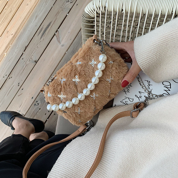 Geanta de dama din puf cu paiete si perle