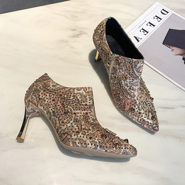 Modern női sarkú cipő barna és szürke kövekkel