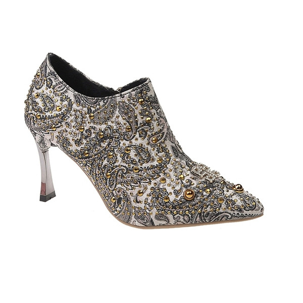 Modern női sarkú cipő barna és szürke kövekkel