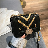 Stílusos kézitáska fém elemekkel és hosszú fogantyúval