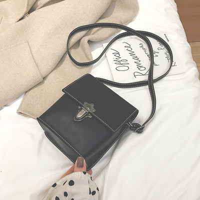 Öko bőrből készült modern női táska fém rögzítéssel több színben