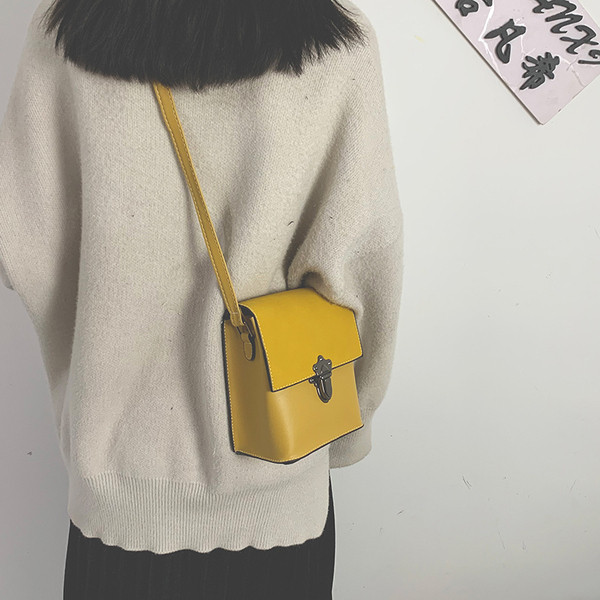 Öko bőrből készült modern női táska fém rögzítéssel több színben