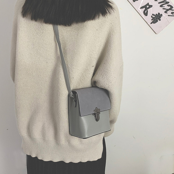 Öko bőrből készült modern női táska fém rögzítéssel több színben