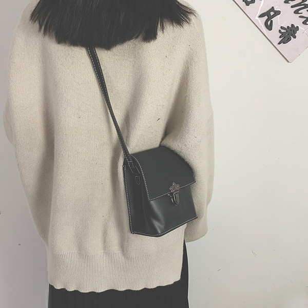 Öko bőrből készült modern női táska fém rögzítéssel több színben