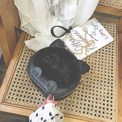 Modern női táska 3D elemmel és hosszú fémlánccal