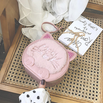 Modern női táska 3D elemmel és hosszú fémlánccal