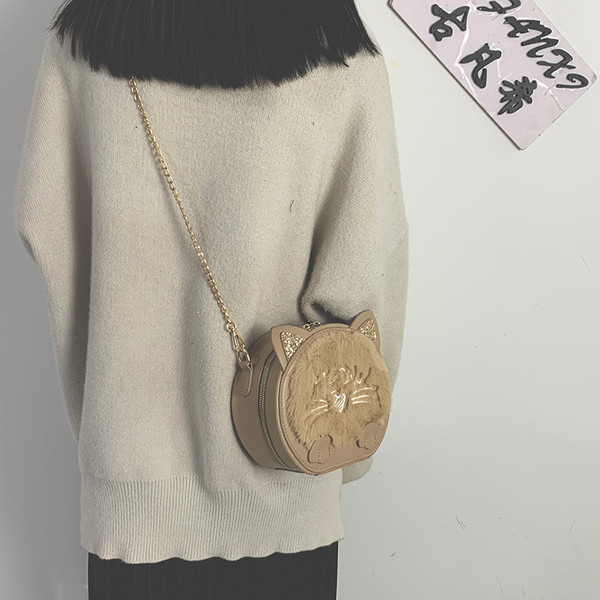 Modern női táska 3D elemmel és hosszú fémlánccal