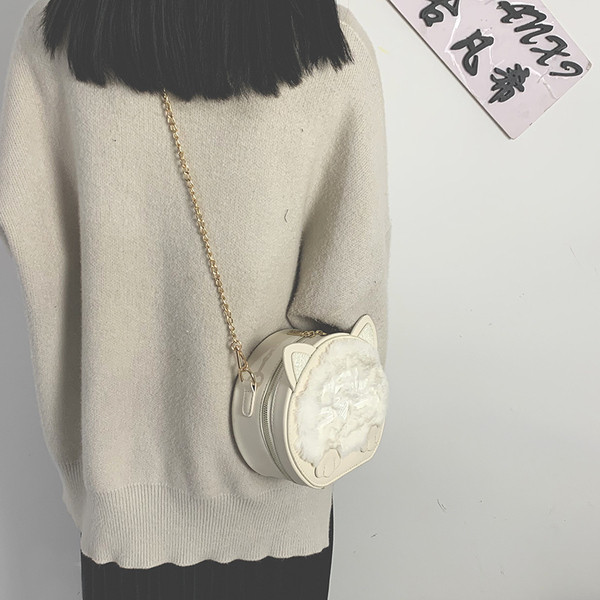 Modern női táska 3D elemmel és hosszú fémlánccal