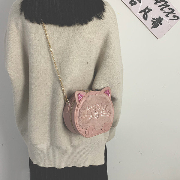 Modern női táska 3D elemmel és hosszú fémlánccal