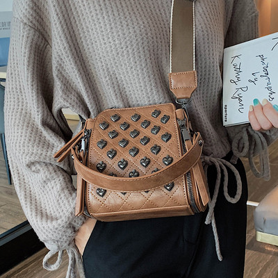 Geanta de dama moderna cu elemente metalice si fermoare in patru culori