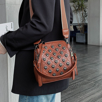 Geanta de dama moderna cu elemente metalice si fermoare in patru culori