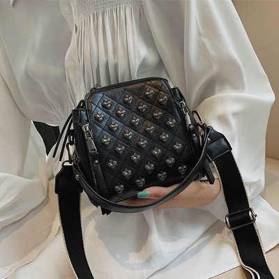 Geanta de dama moderna cu elemente metalice si fermoare in patru culori