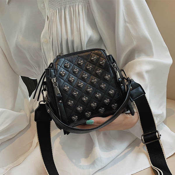 Geanta de dama moderna cu elemente metalice si fermoare in patru culori