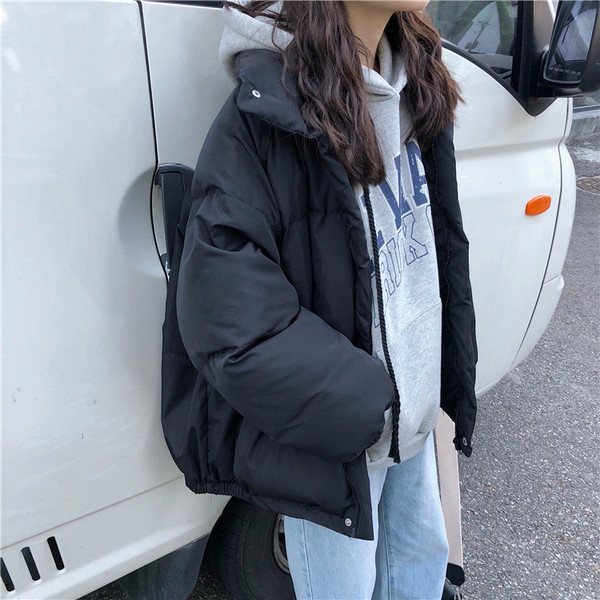 Széles női kabát magas gallérral, két színben