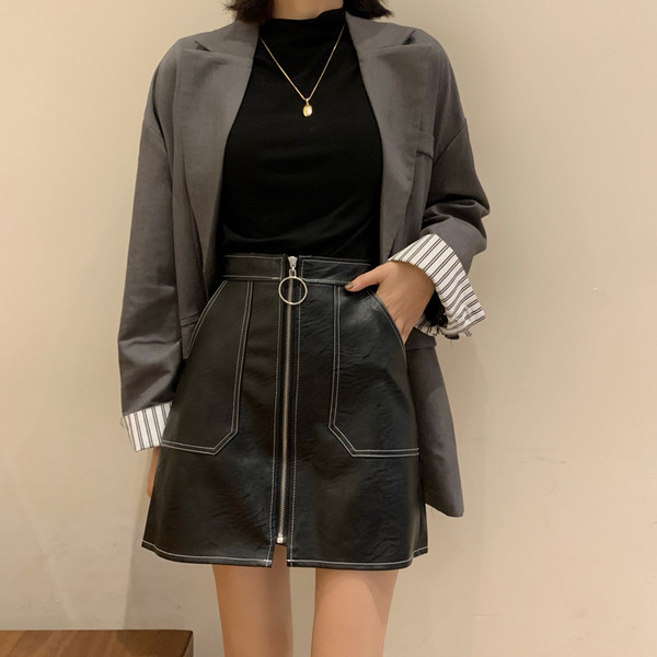 Fusta de dama actuala din piele ecologica cu fermoar de culoare neagra