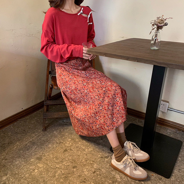 Καθημερινή κοντύ γυναικέια μπλούζα με ωοειδές λαιμόκοψη σε δύο χρώματα