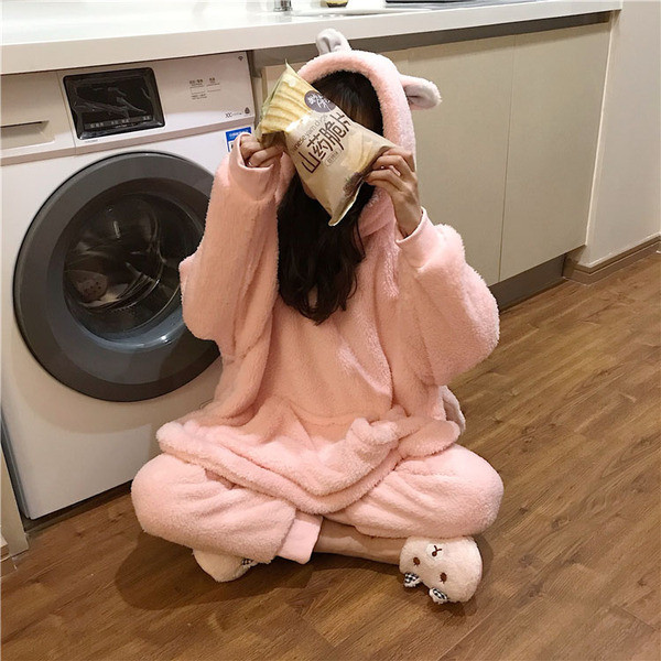 Γυναικεία απαλή πιτζάμα σε λευκό και ροζ χρώμα με τρισδιάστατο στοιχείο