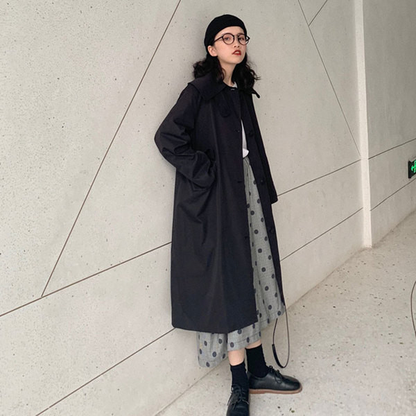 Дълго дамско тънко палто в черен цвят с джобове