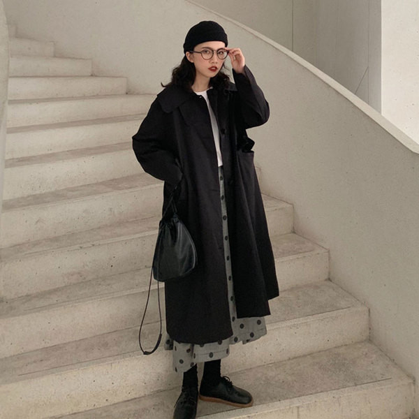 Дълго дамско тънко палто в черен цвят с джобове