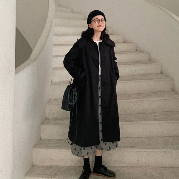 Дълго дамско тънко палто в черен цвят с джобове