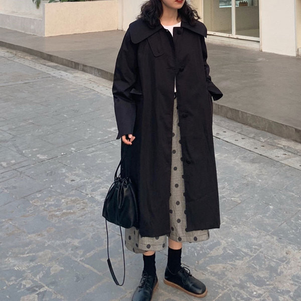 Дълго дамско тънко палто в черен цвят с джобове