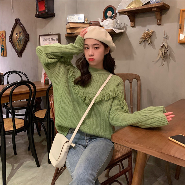 Μοντέρνα γυναικεία πλεκτύ μπλούζα σε δύο χρώματα με κρόσσια