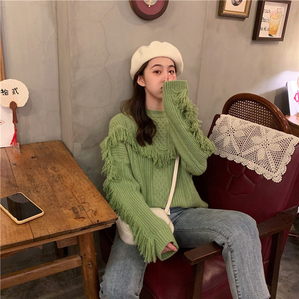 Μοντέρνα γυναικεία πλεκτύ μπλούζα σε δύο χρώματα με κρόσσια