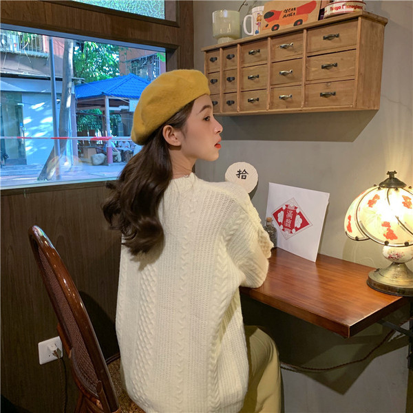 Μοντέρνα γυναικεία πλεκτύ μπλούζα σε δύο χρώματα με κρόσσια