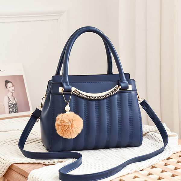 Stílusos női táska rövid és hosszú füllel