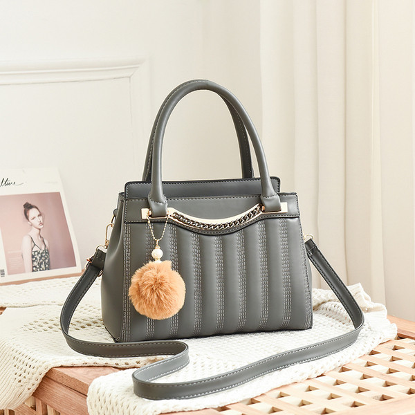 Stílusos női táska rövid és hosszú füllel