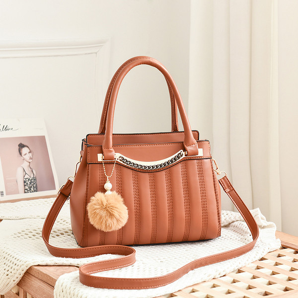 Stílusos női táska rövid és hosszú füllel