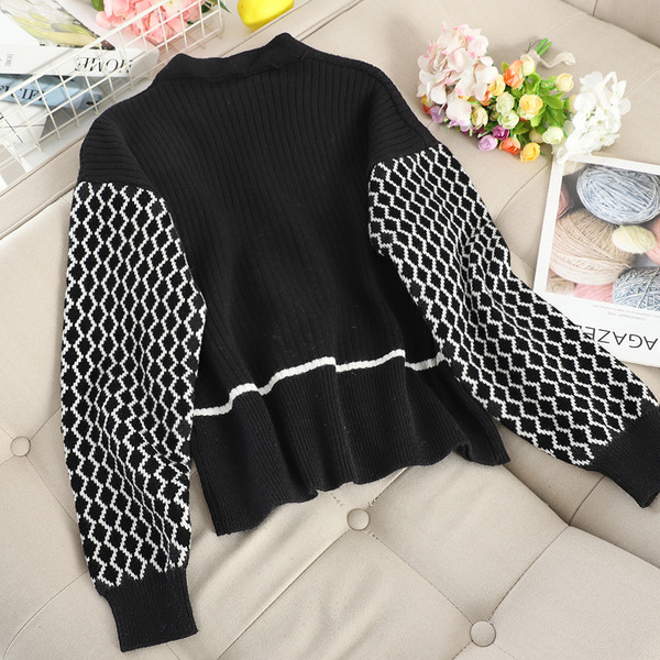 Μοντέρνα γυναικεία ζακέτα  με V-κολάρο σε μαύρο και άσπρο χρώμα