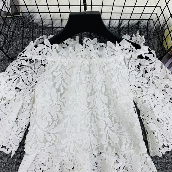 Bluză de damă din dantelă cu umerii goi și mâneci lotus în negru, alb și roz