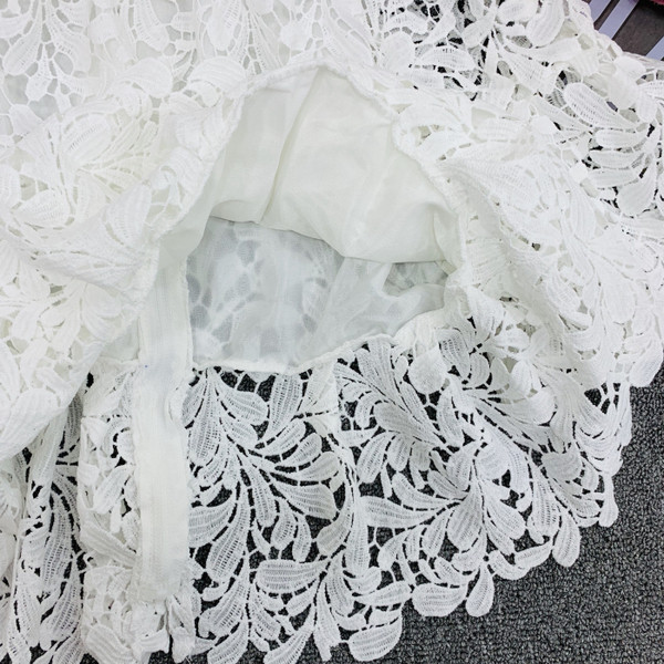 Bluză de damă din dantelă cu umerii goi și mâneci lotus în negru, alb și roz