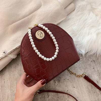 Κομψή γυναικέια τσάντα με πέρλες λαβή και μακρά λαβή σε άσπρο, μαύρο, κόκκινο, κίτρινο και πράσινο χρώμα