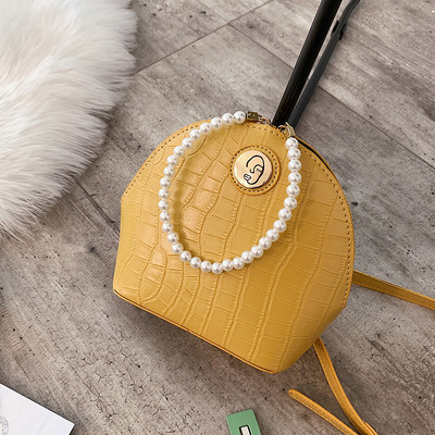 Κομψή γυναικέια τσάντα με πέρλες λαβή και μακρά λαβή σε άσπρο, μαύρο, κόκκινο, κίτρινο και πράσινο χρώμα