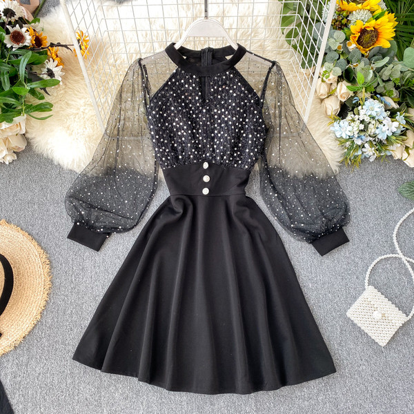 Modern női ruha kerek nyakkivágással és flitterekkel, fekete színben