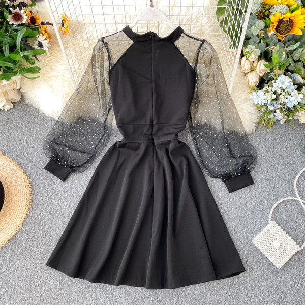 Modern női ruha kerek nyakkivágással és flitterekkel, fekete színben