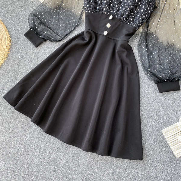 Modern női ruha kerek nyakkivágással és flitterekkel, fekete színben