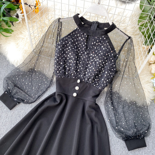 Modern női ruha kerek nyakkivágással és flitterekkel, fekete színben