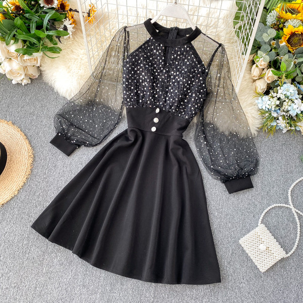 Modern női ruha kerek nyakkivágással és flitterekkel, fekete színben