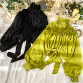 Cămașă modernă de damă cu șireturi și guler înalt în negru, alb și verde