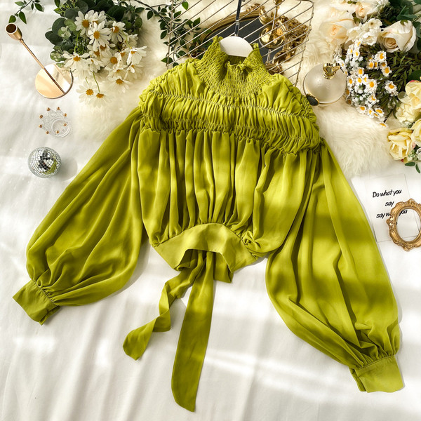 Cămașă modernă de damă cu șireturi și guler înalt în negru, alb și verde