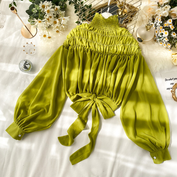 Cămașă modernă de damă cu șireturi și guler înalt în negru, alb și verde