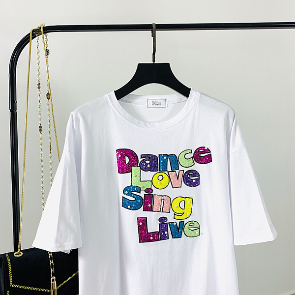 Καθημερινή γυναικεία μπλούζα με στρογγυλό λαιμόκοψη και πολύχρωμη επιγραφή