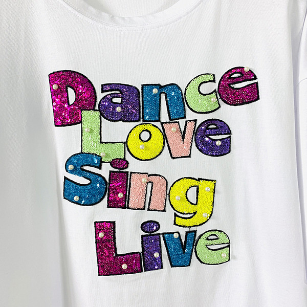 Καθημερινή γυναικεία μπλούζα με στρογγυλό λαιμόκοψη και πολύχρωμη επιγραφή