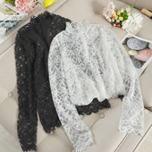 Δαντελένια γυναικεία μπλούζα με χαμηλό κολάρο σε μαύρο και άσπρο χρώμα