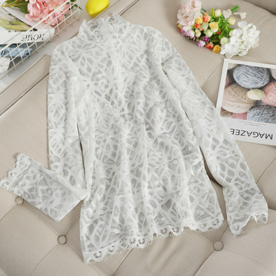 Δαντελένια γυναικεία μπλούζα με χαμηλό κολάρο σε μαύρο και άσπρο χρώμα