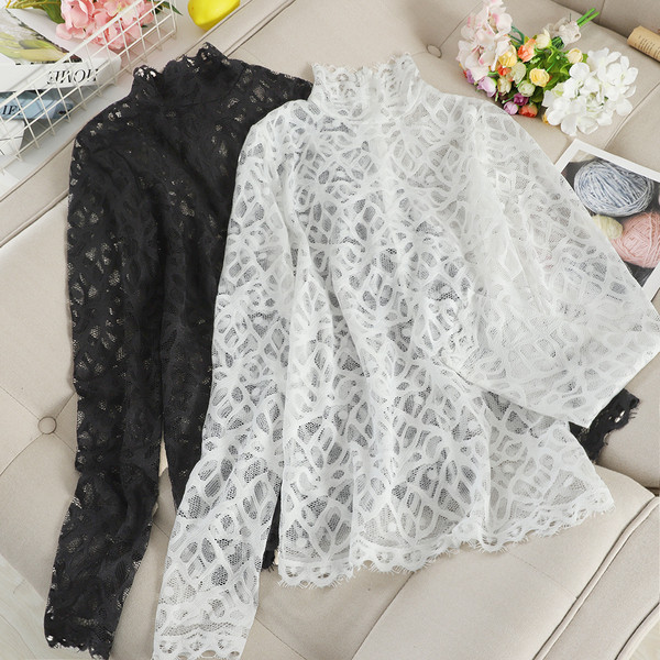 Δαντελένια γυναικεία μπλούζα με χαμηλό κολάρο σε μαύρο και άσπρο χρώμα