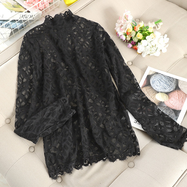 Δαντελένια γυναικεία μπλούζα με χαμηλό κολάρο σε μαύρο και άσπρο χρώμα